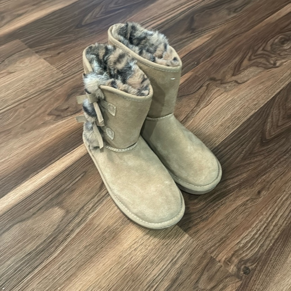 Koolaburra by Ugg Leopard Fur Bow Detail size 3
